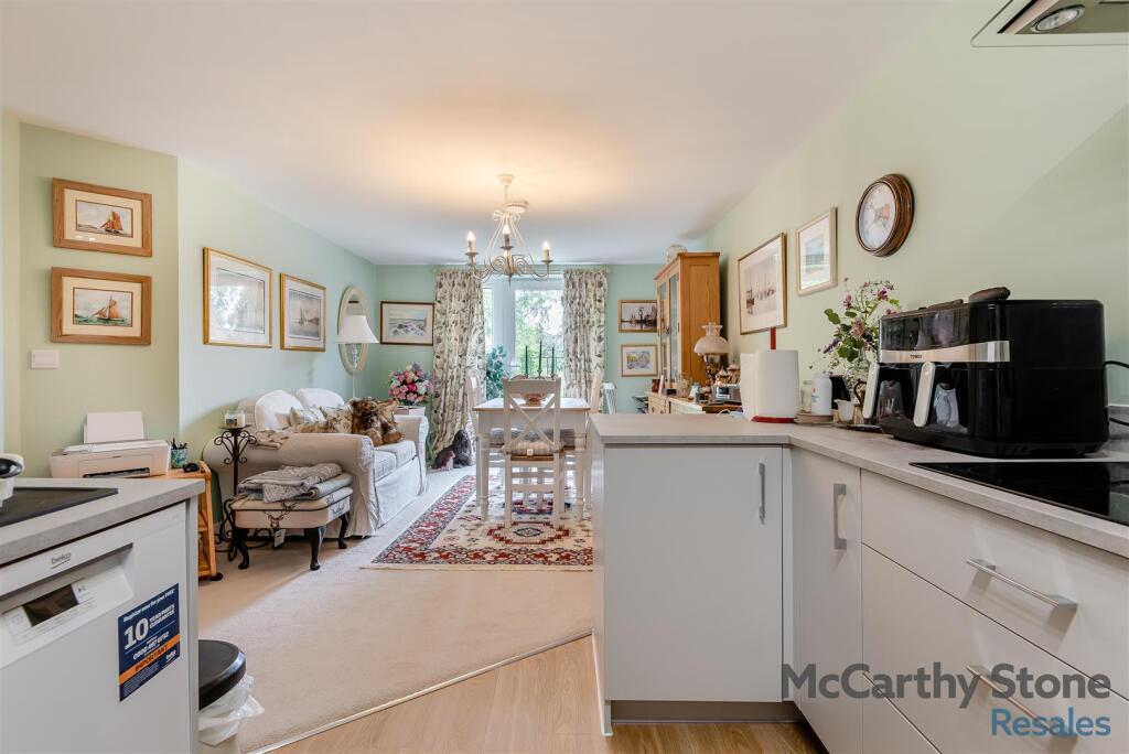 8652801-interior10.jpg