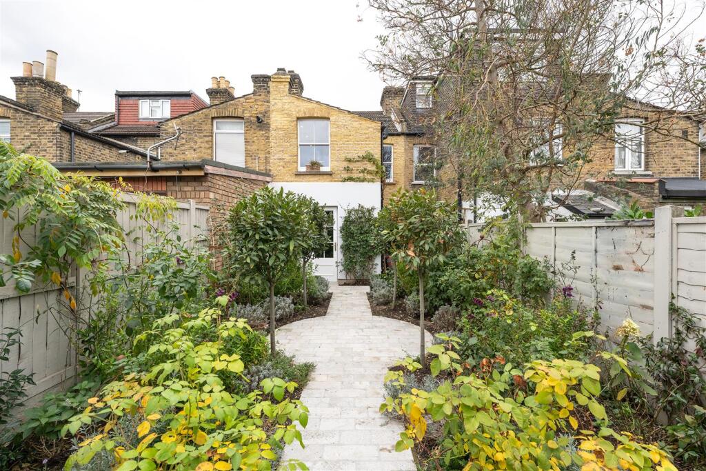 Cheneys Road, E11