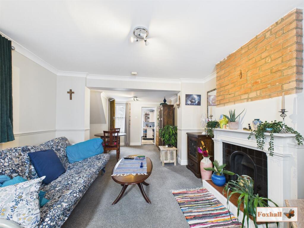 Lounge / Dining Area