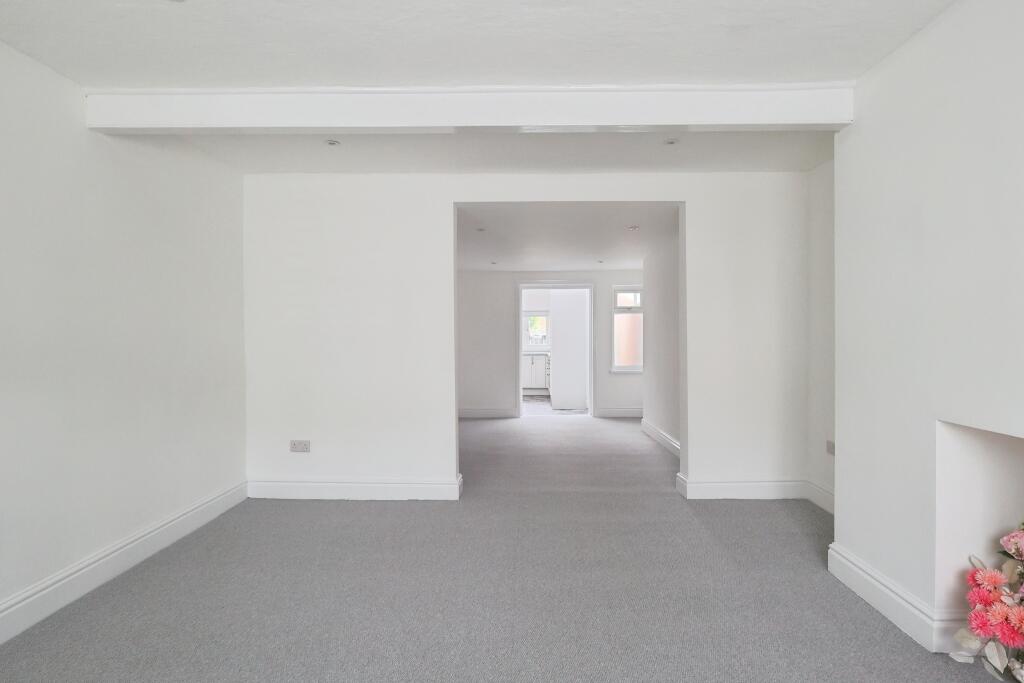 Open plan dining &amp; lounge