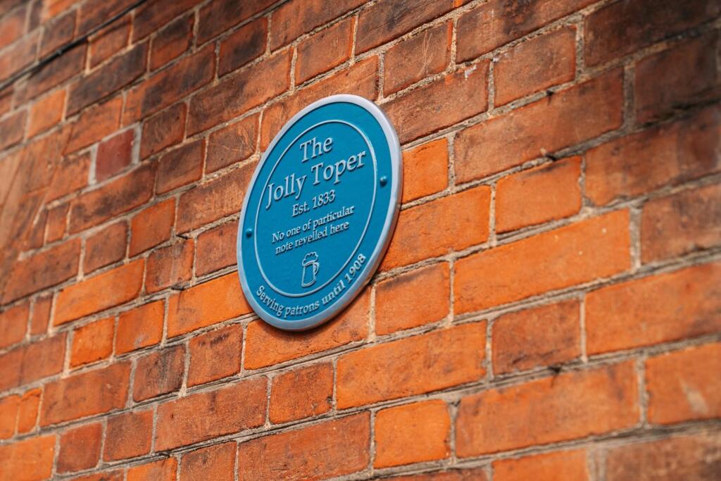 13 Southgate Street [Blue Plaque].jpg