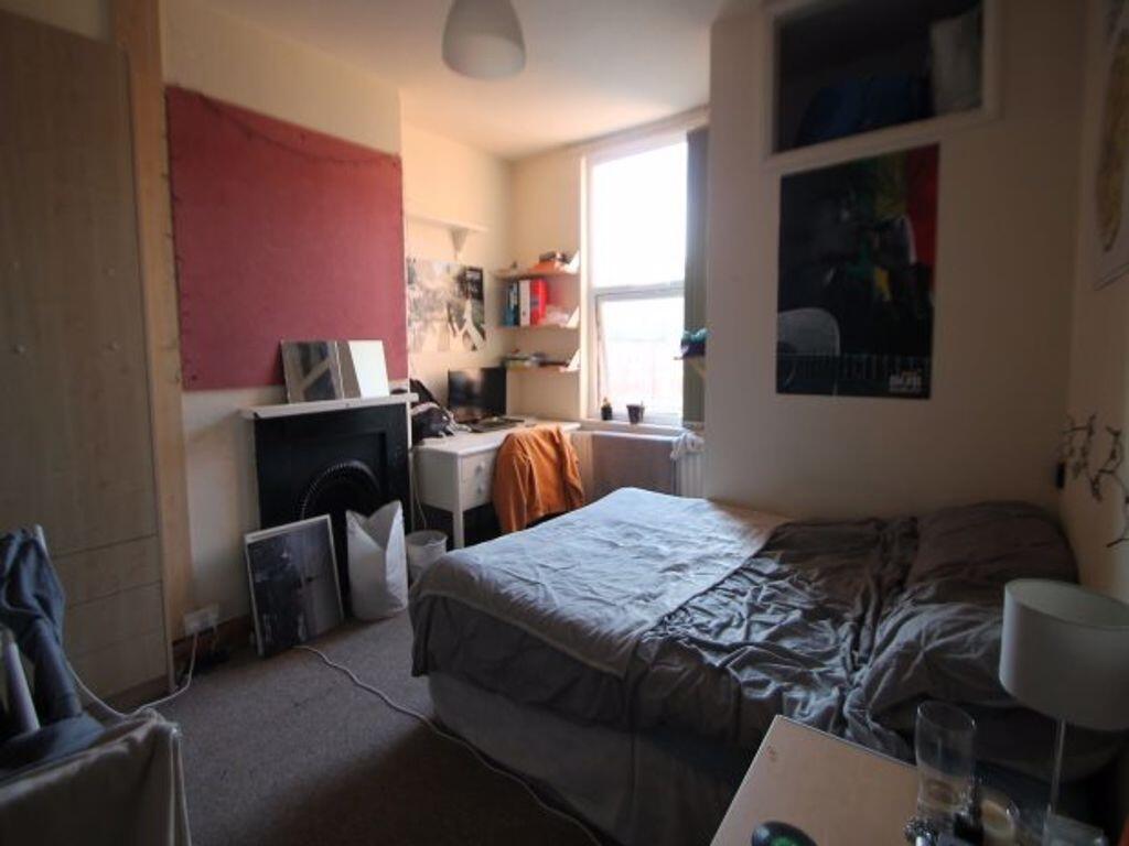 A cozy double bedroom with a comfortable double...