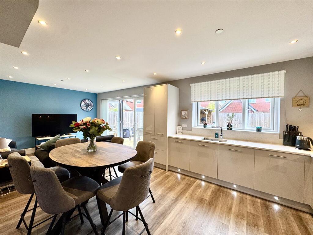 KITCHEN/DINING/FAMILY ROOM