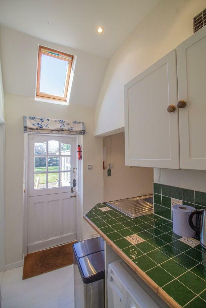 Potash Farmhouse Cottage [Kitchen] 02.jpg