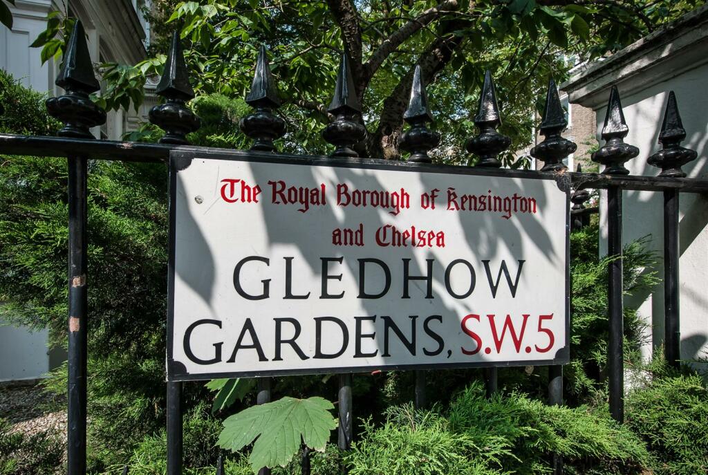 Gledhow Gardens Street Sign-1 - Copy.jpg