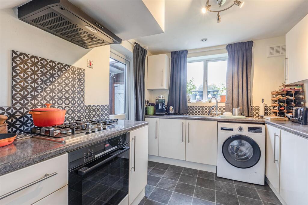 32 Godley Road, Byfleet, KT14 7EP - 1.jpg