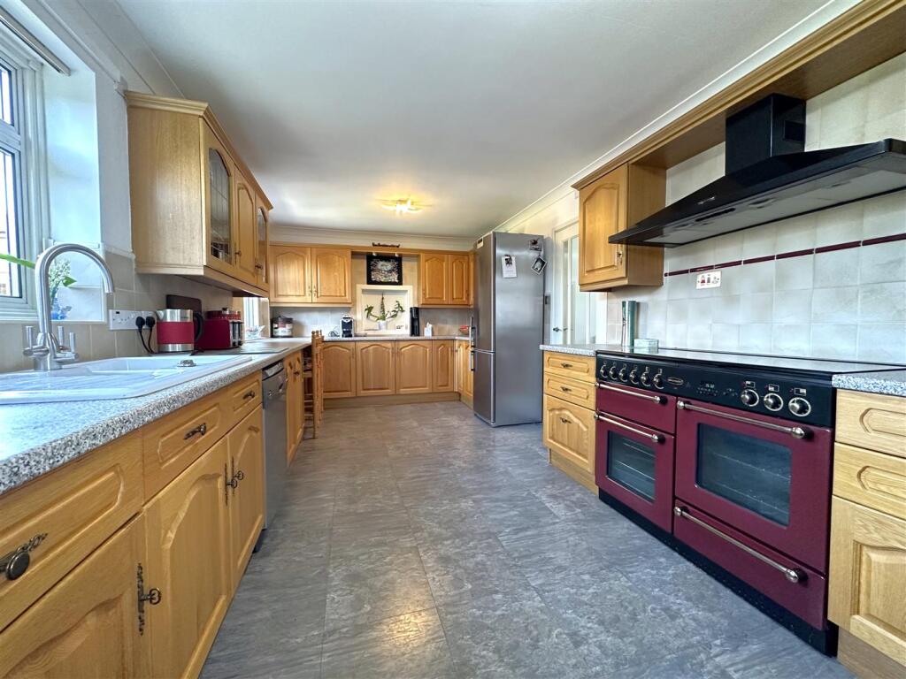 Extensive Fitted Kitchen 545