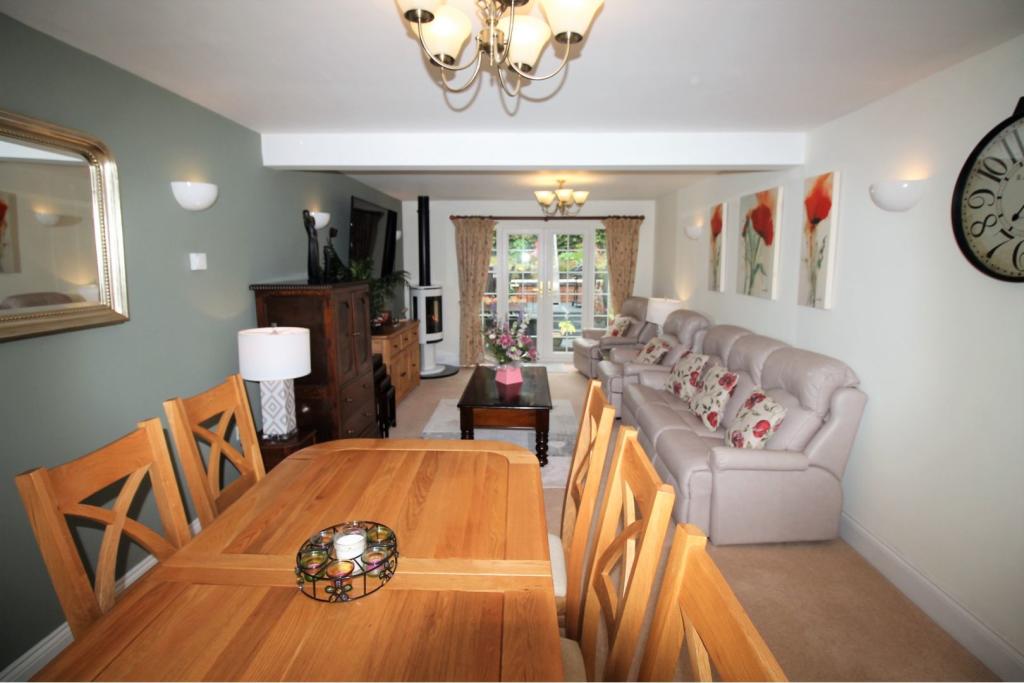 Lounge/Dining Room