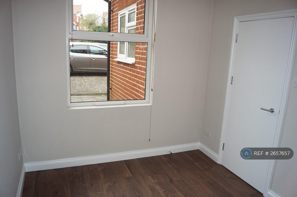Bedroom Photo 1