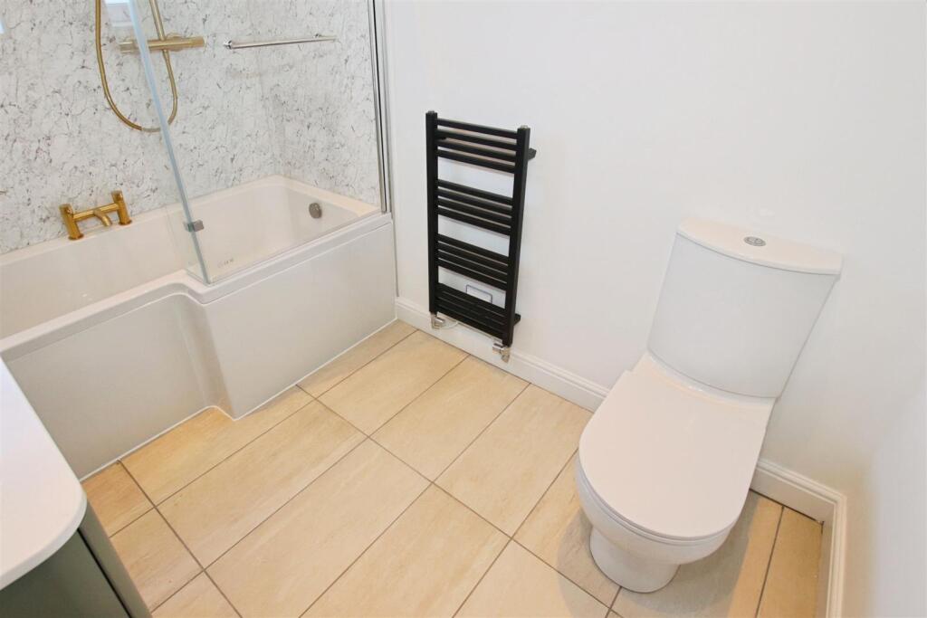 FIRST FLOOR BATHROOM