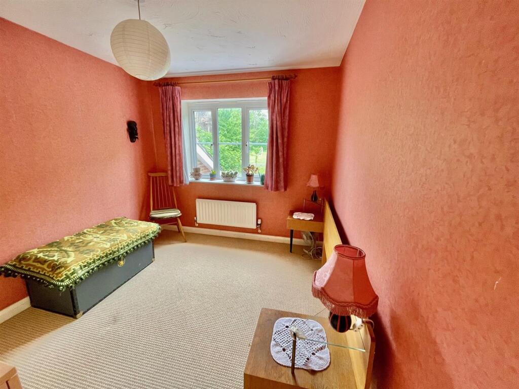 2 Oaklands Wood Bed 2.jpg