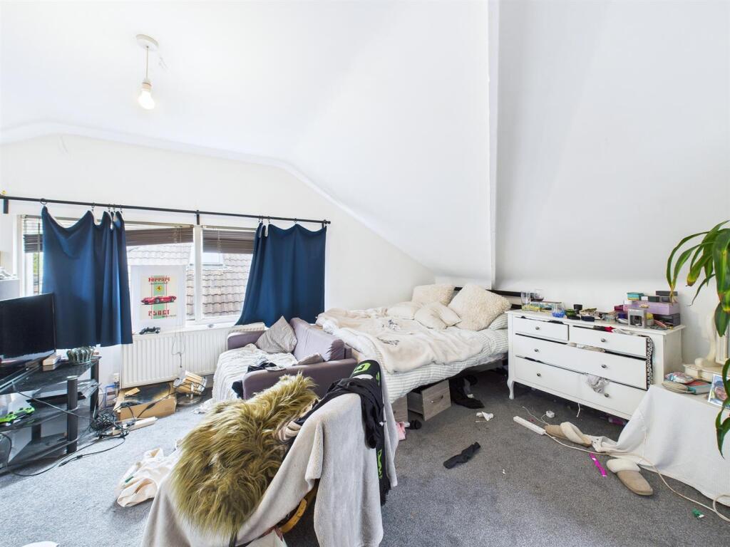 18 - Period 9 Bedroom HMO.jpg