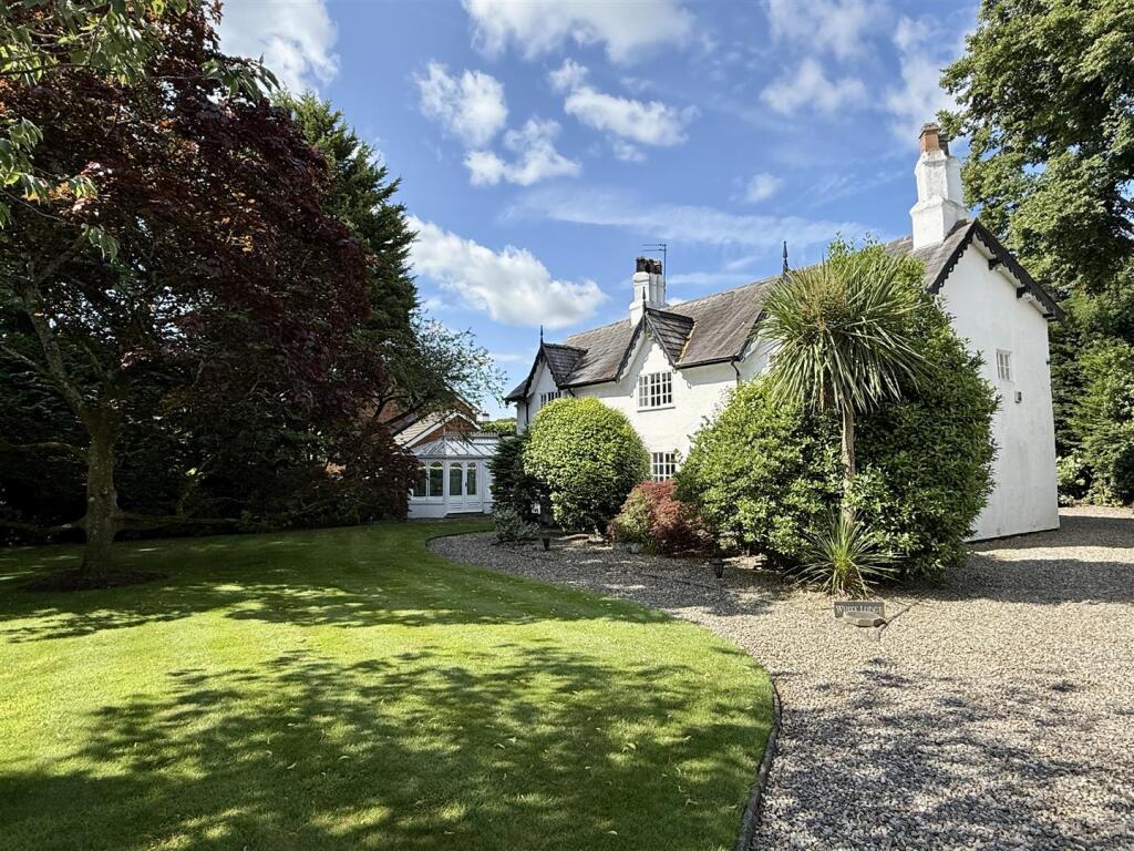 OUTSIDE - FRONT GARDENS