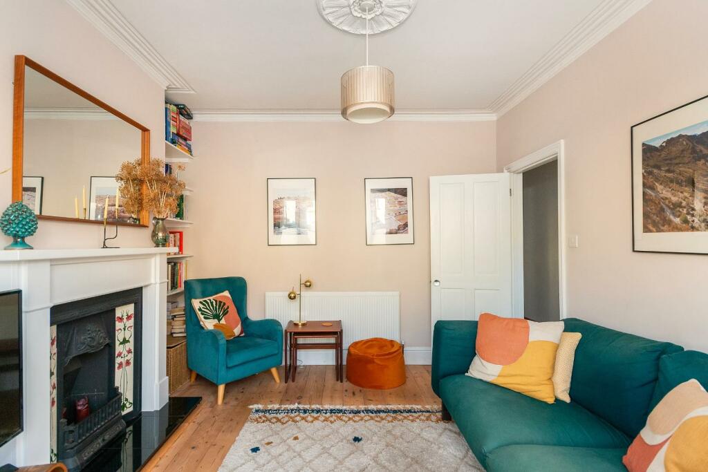 8O6RHD - Living Room C.jpg