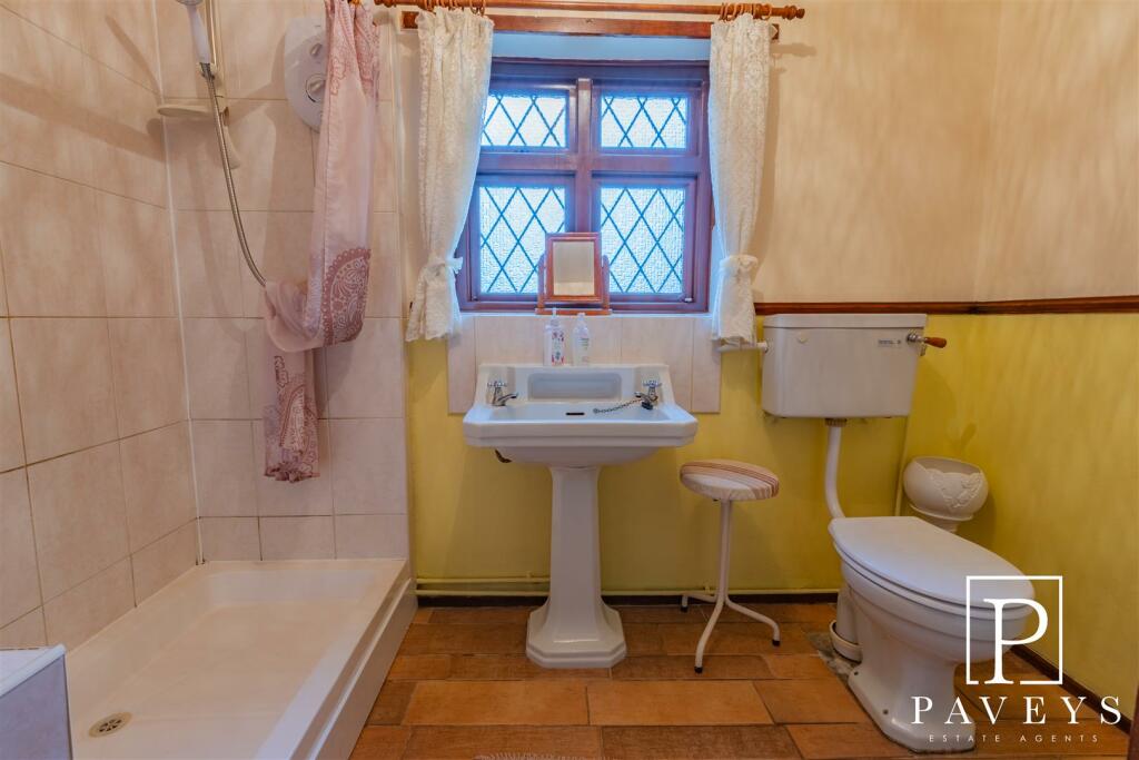 SHOWER ROOM/CLOAKROOM