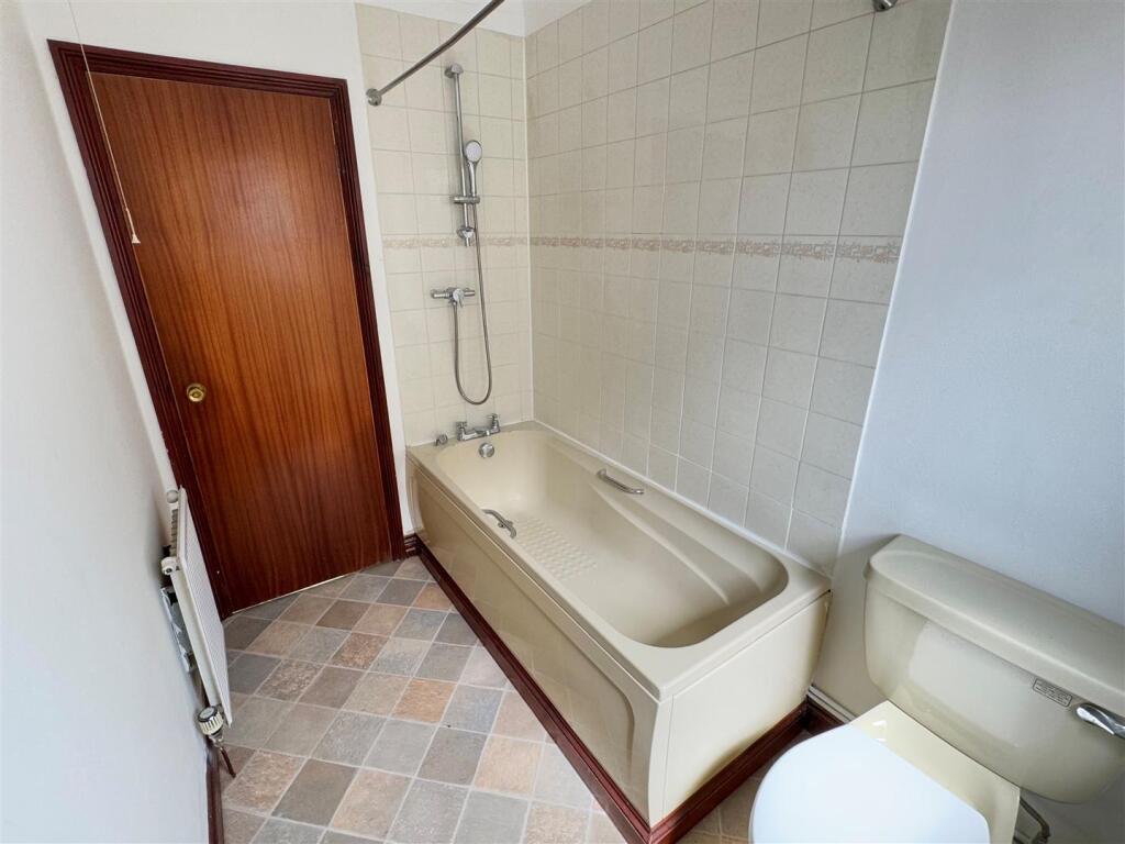 1 Wayside Court Bathroom