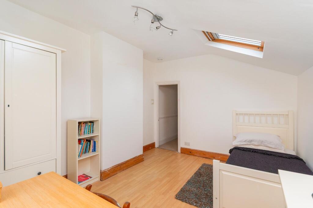 2W4RKE - Bedroom A.jpg