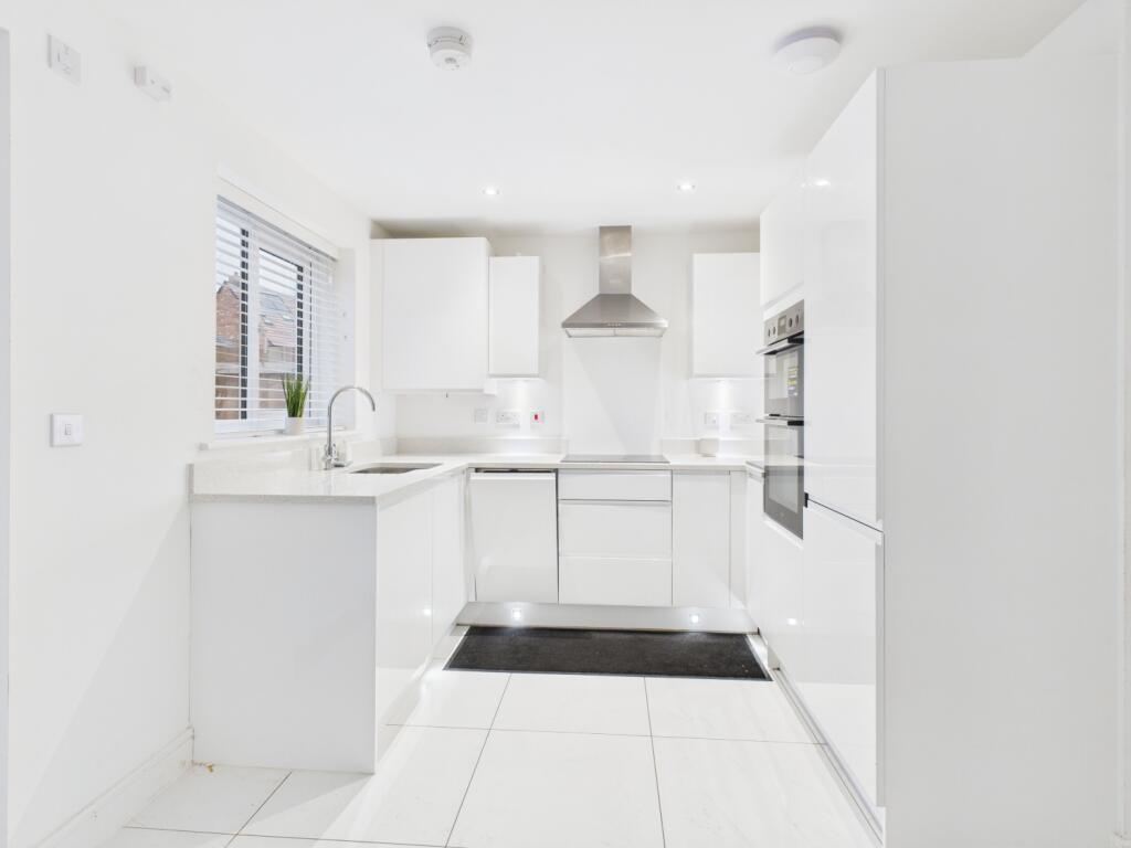 CAM04922G0-PR0081-STILL010