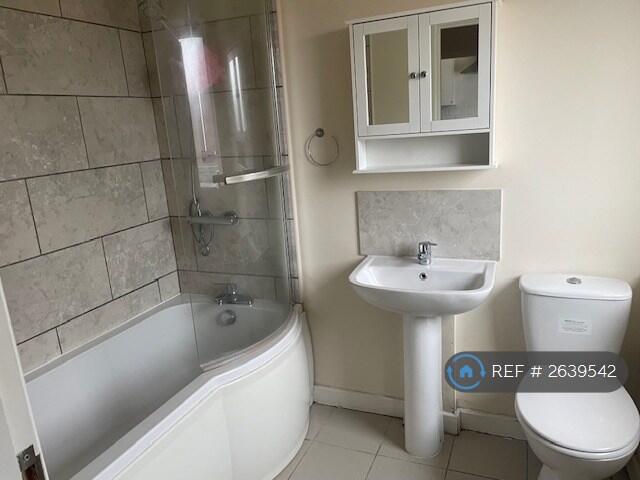 Apartment 4 Bathroom