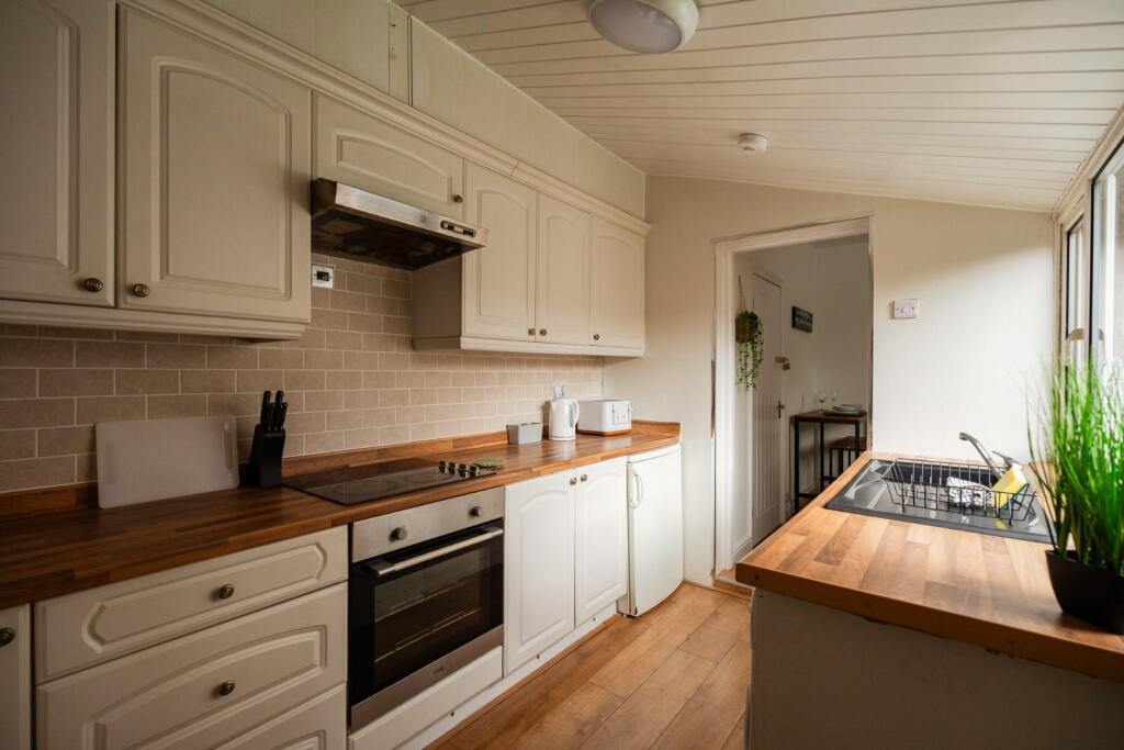 Kitchen 1.jpg