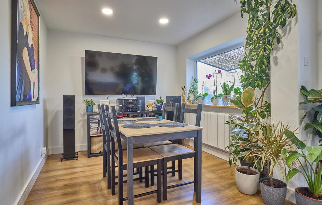 8 Hawthorne Way BW 3.jpg