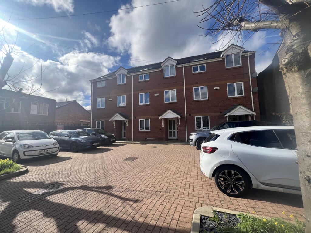 8 Bedroom Semi-detached house - HMO