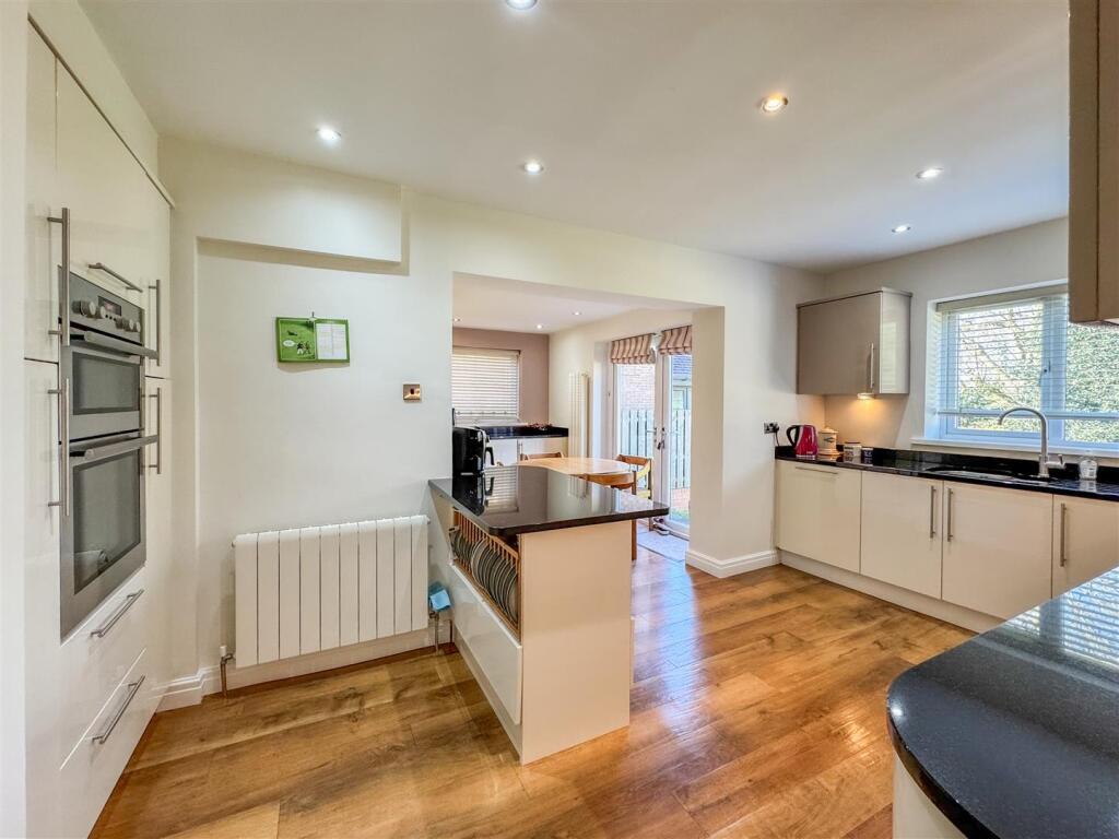 BREAKFASTING KITCHEN