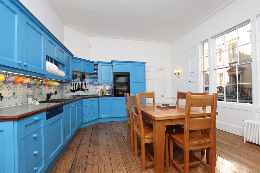 Kitchen diner (2).JPG