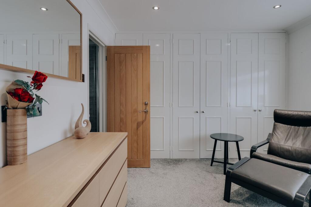 Bedroom 2 en-suite access