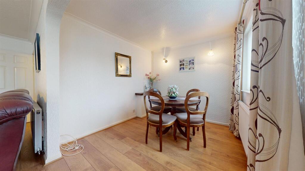 Cranshaw Avenue, Dining Area