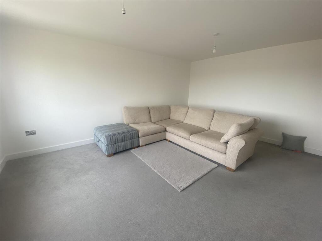 lounge 1.jpg