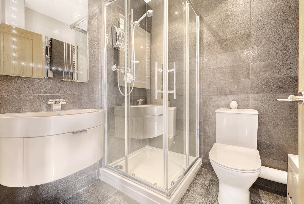En-Suite to Master Bedroom
