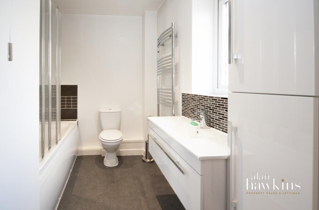 Lrg_bathroom-2