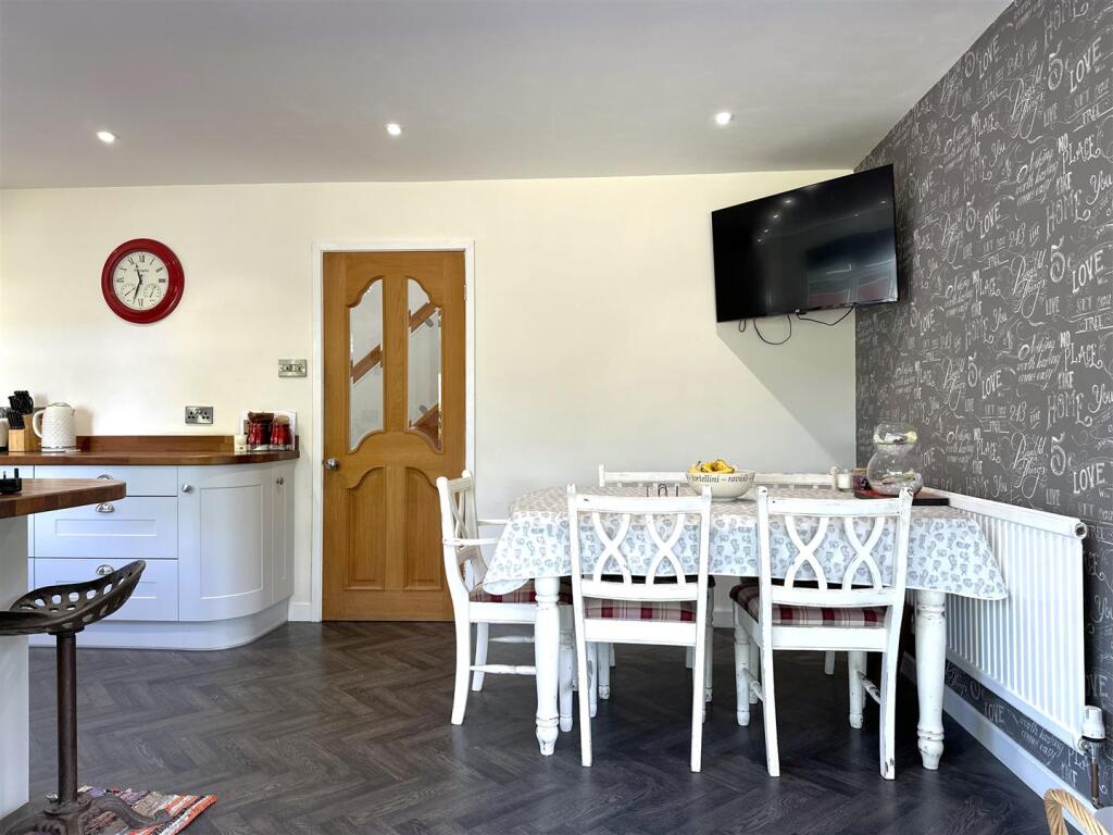 Dining Area 875