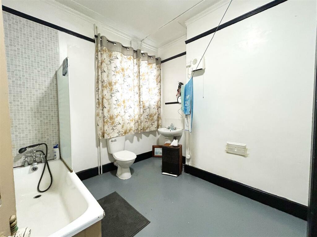 Flat 2 Bathroom