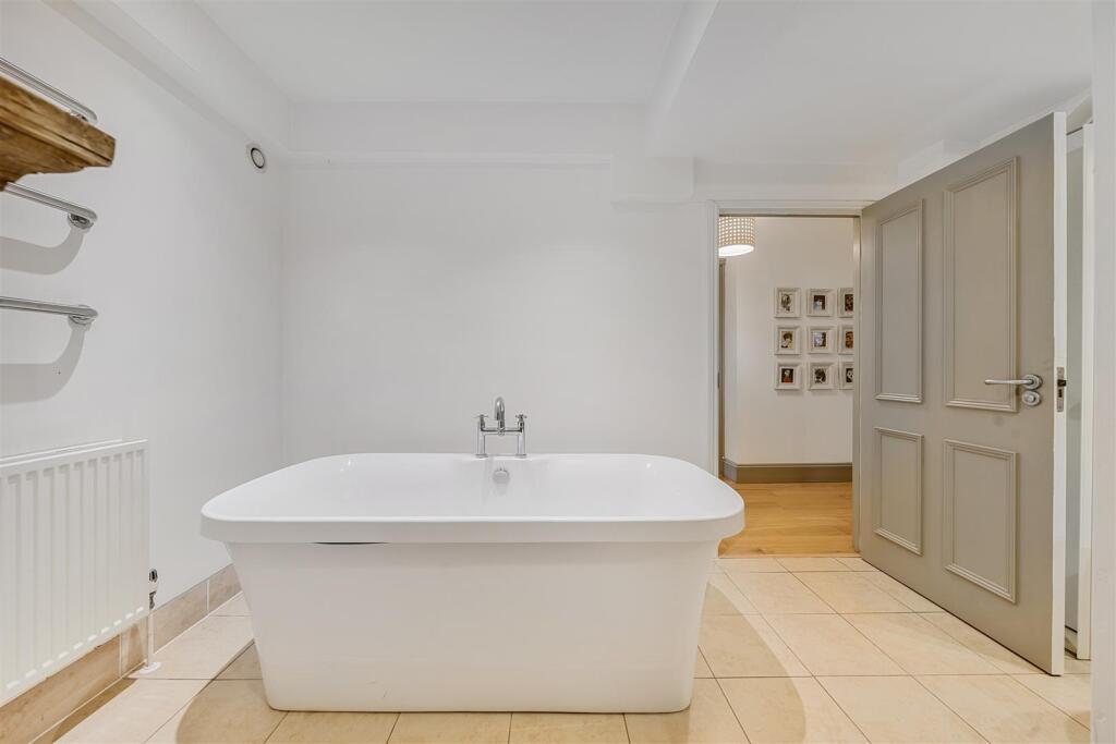 1289680-19-6824c42552586-ARW .jpg