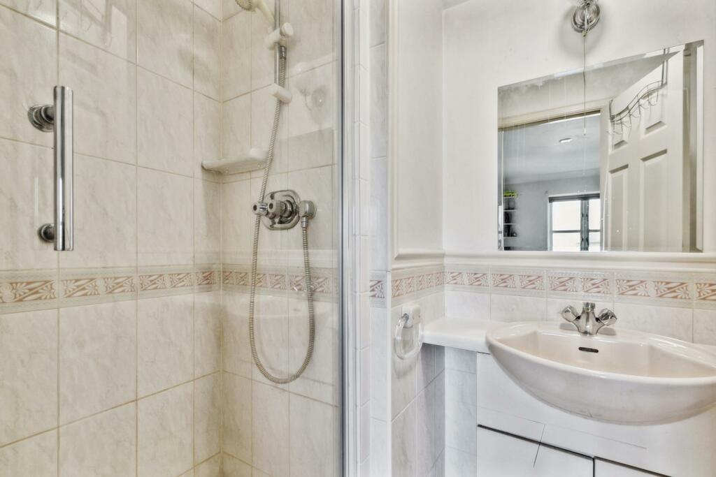 Guest Bedroom En-Suite