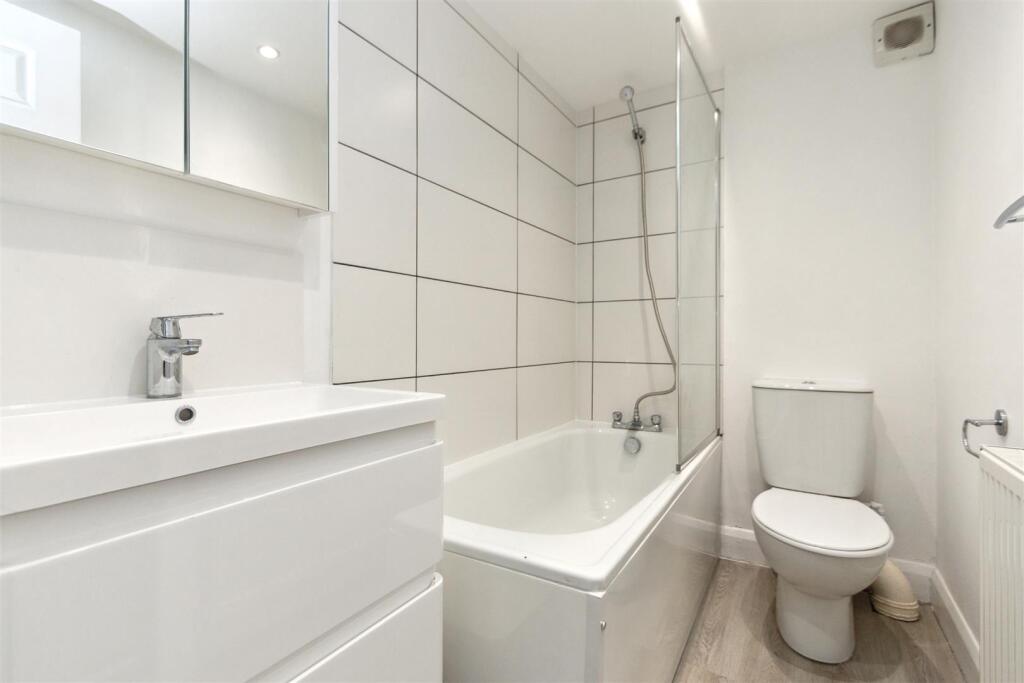 Flat 2 3 Garratt Terrace SW17 bathroom.jpg