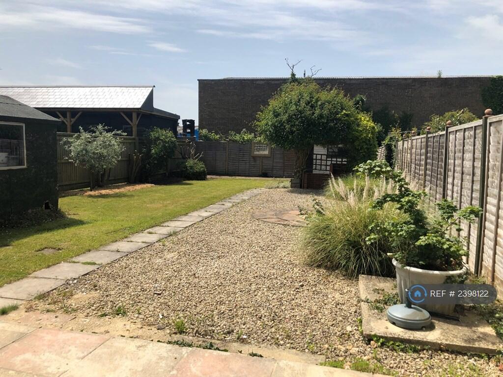 Garden: Spacious Garden With Patio Furniture