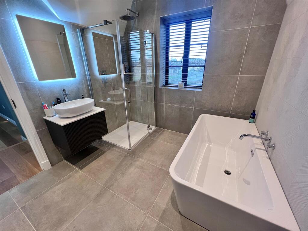 Bathroom 1.jpg