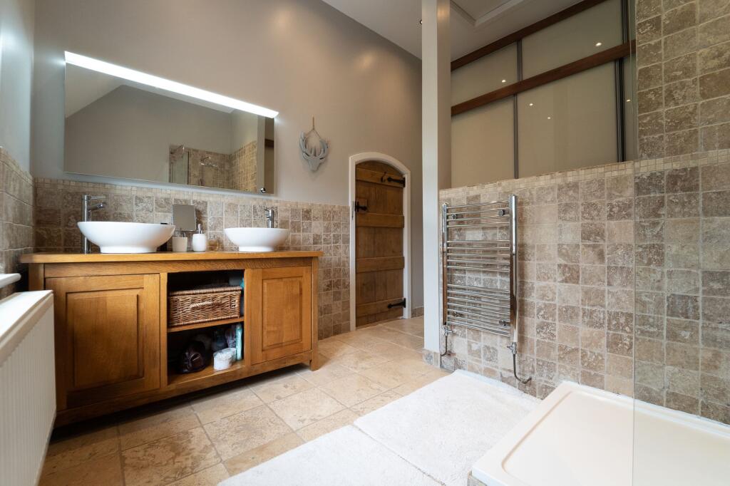 En Suite to Bedroom 1