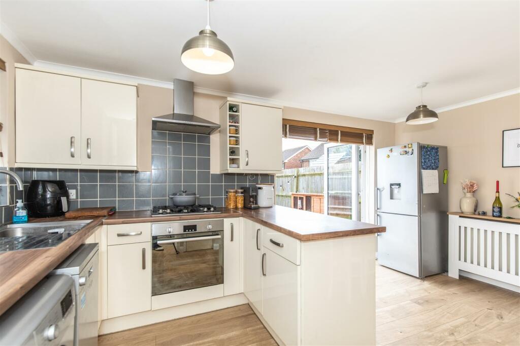 2 Somerset Close23.jpg
