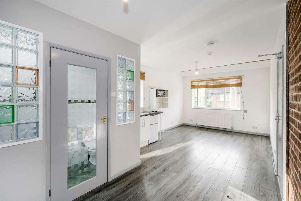 Studio 4, 84 Elphinstone Road-23_web.jpg