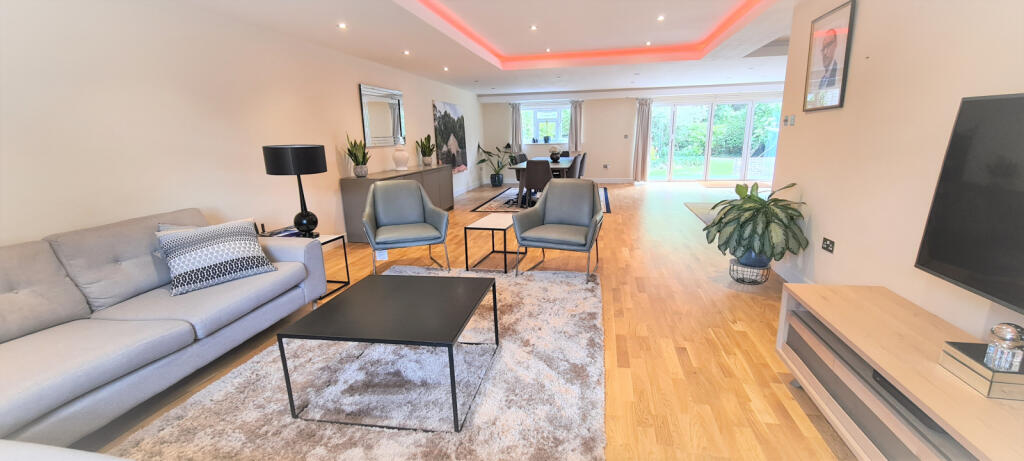 LOUNGE - DINING AREA