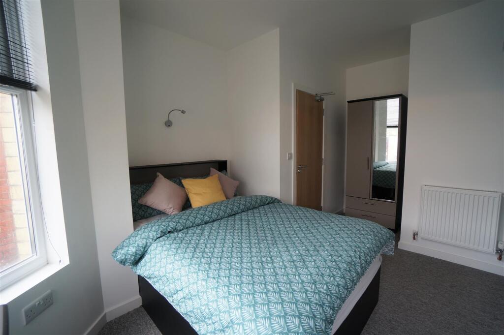 5HolyheadApart_bedroom1.4.JPG