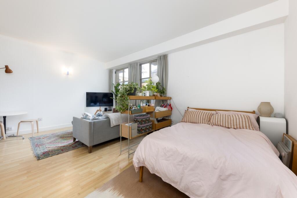 The Circle F259 (...