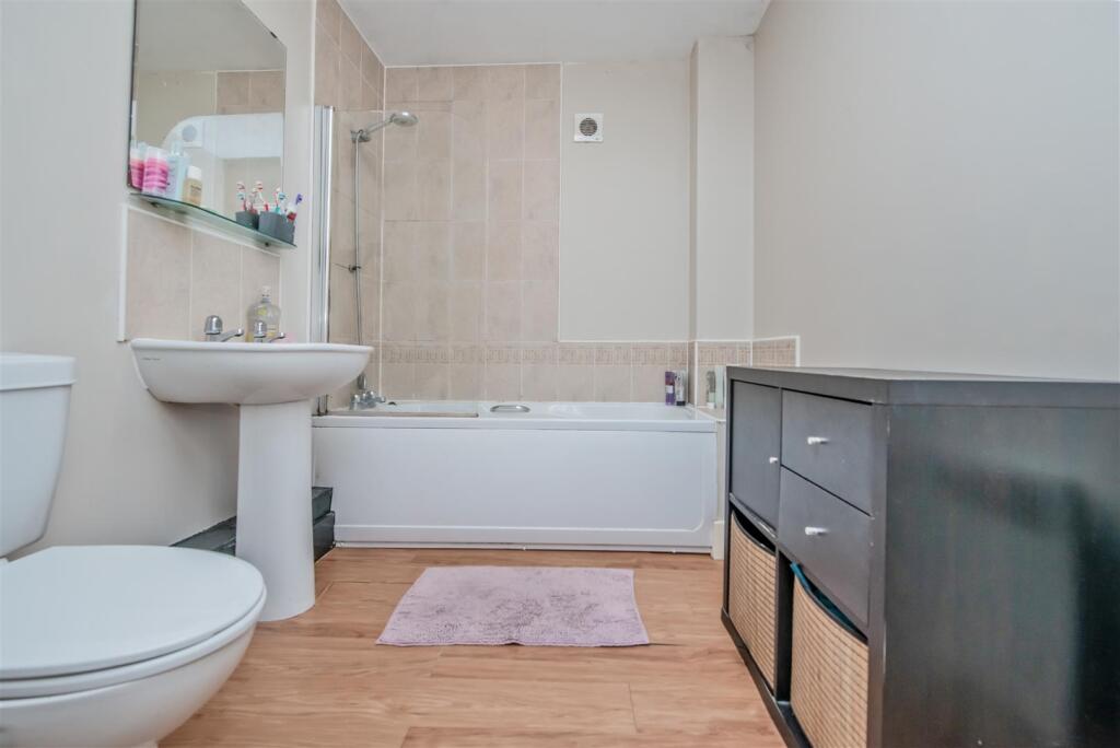 Bathroom / WC: