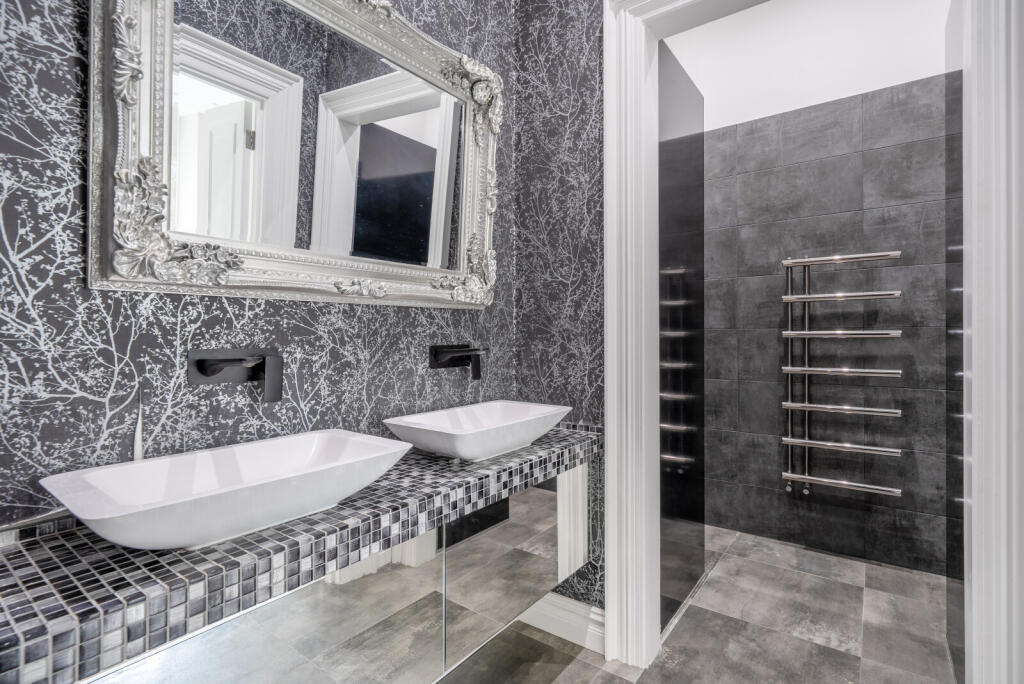 1370346-4-68f22d1...