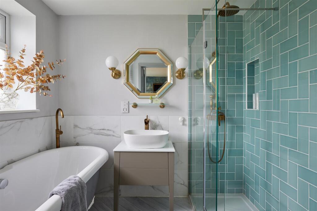 E Bedroom 1 Ensuite 2.jpg