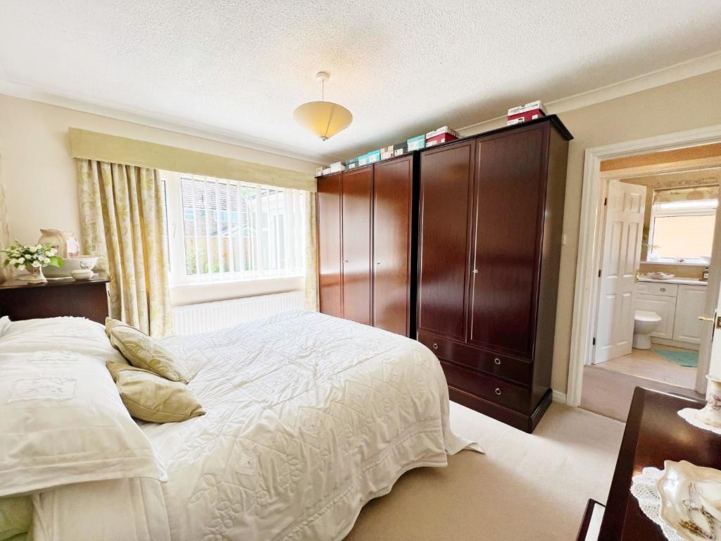 Bedroom 1 pic 2.jpg